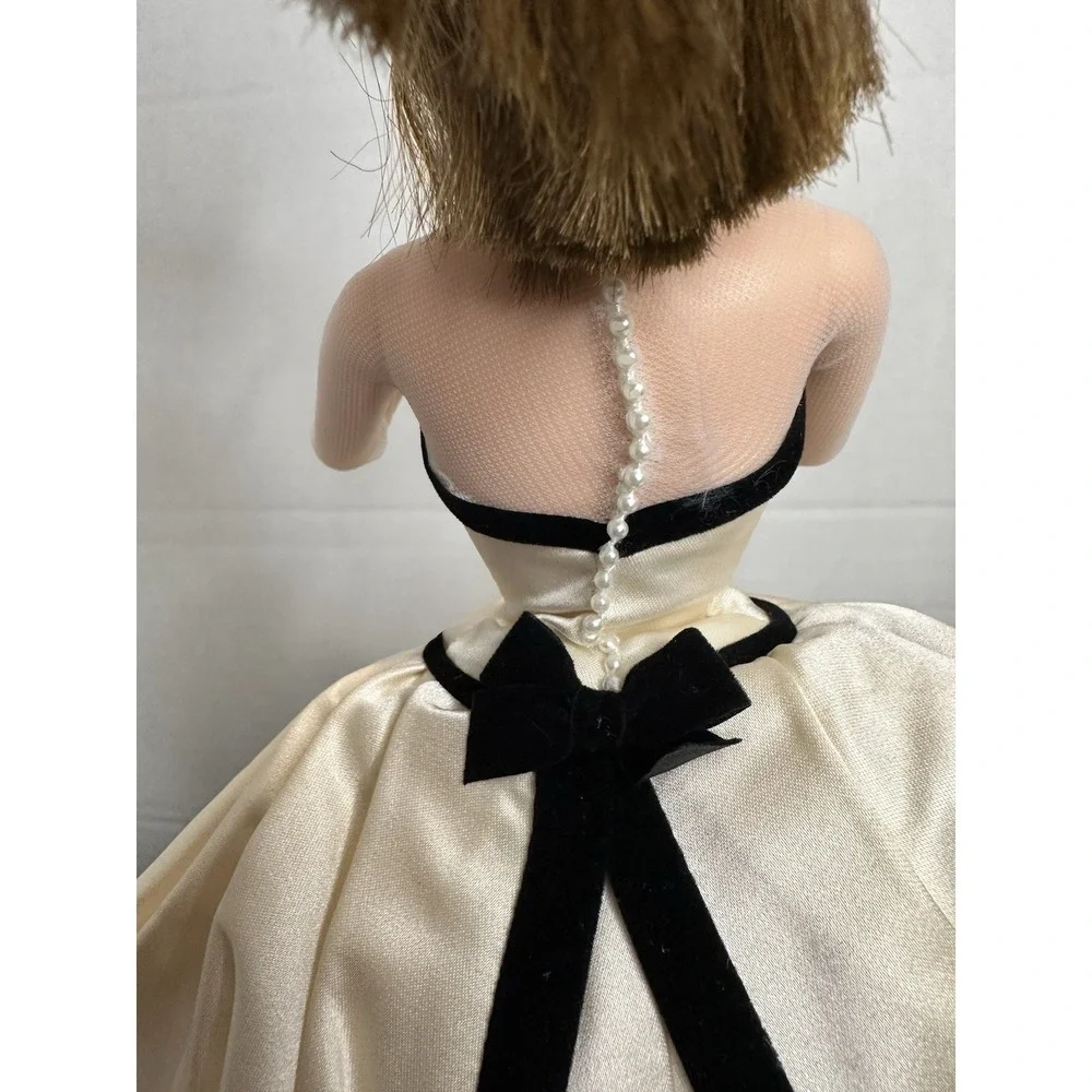 Vera Wang 1997 Barbie Doll Limited Edition Bride Wedding doll Display Doll